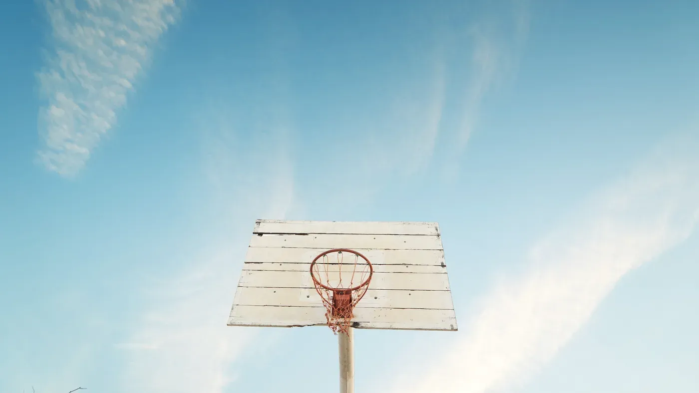 Utomhusbasketkorg mot himlen